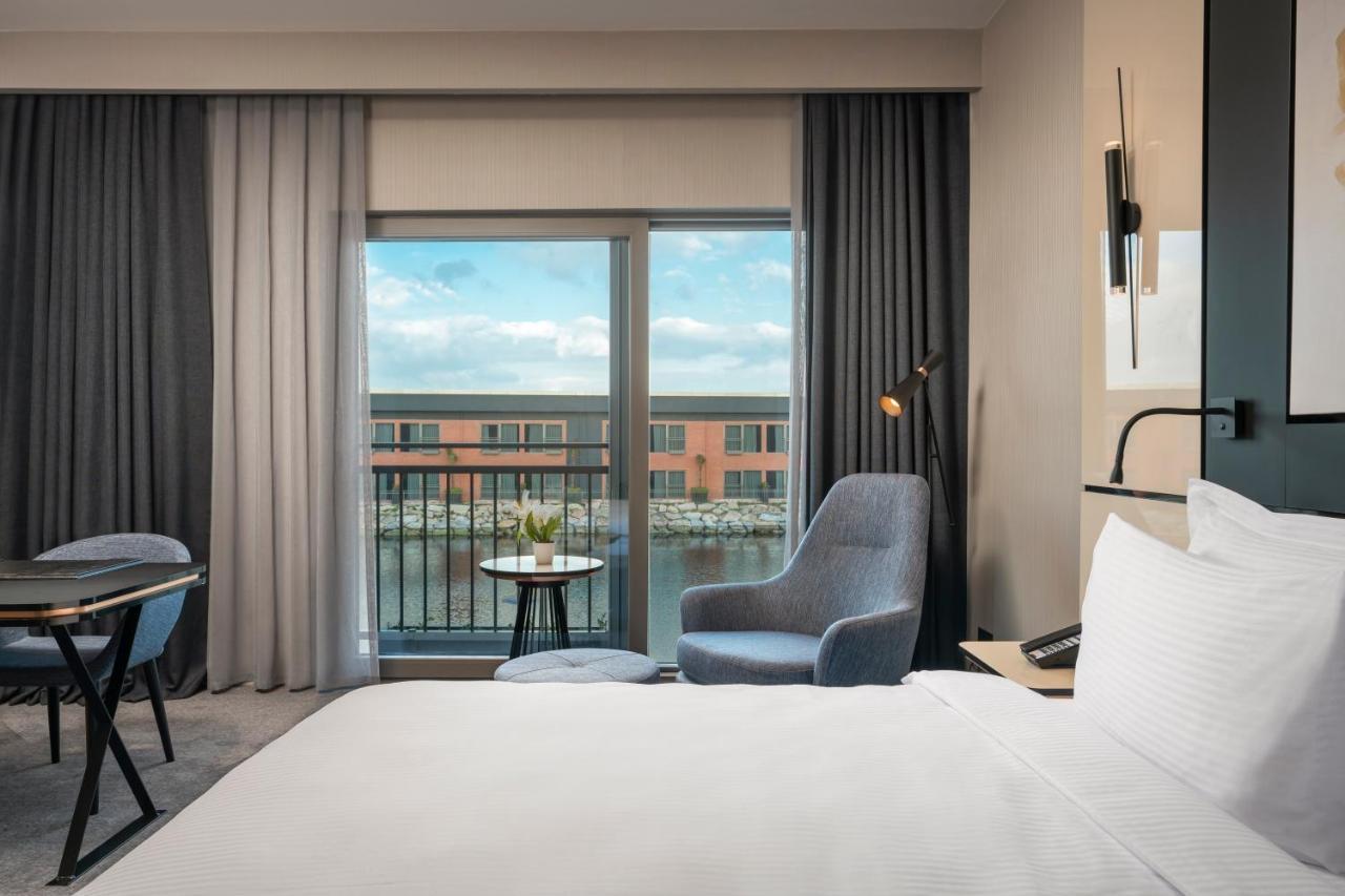 Standard Zimmer mit Kingsize-Bett und Meerblick